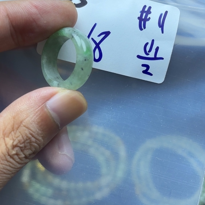 颈饰未镶嵌翡翠戒指