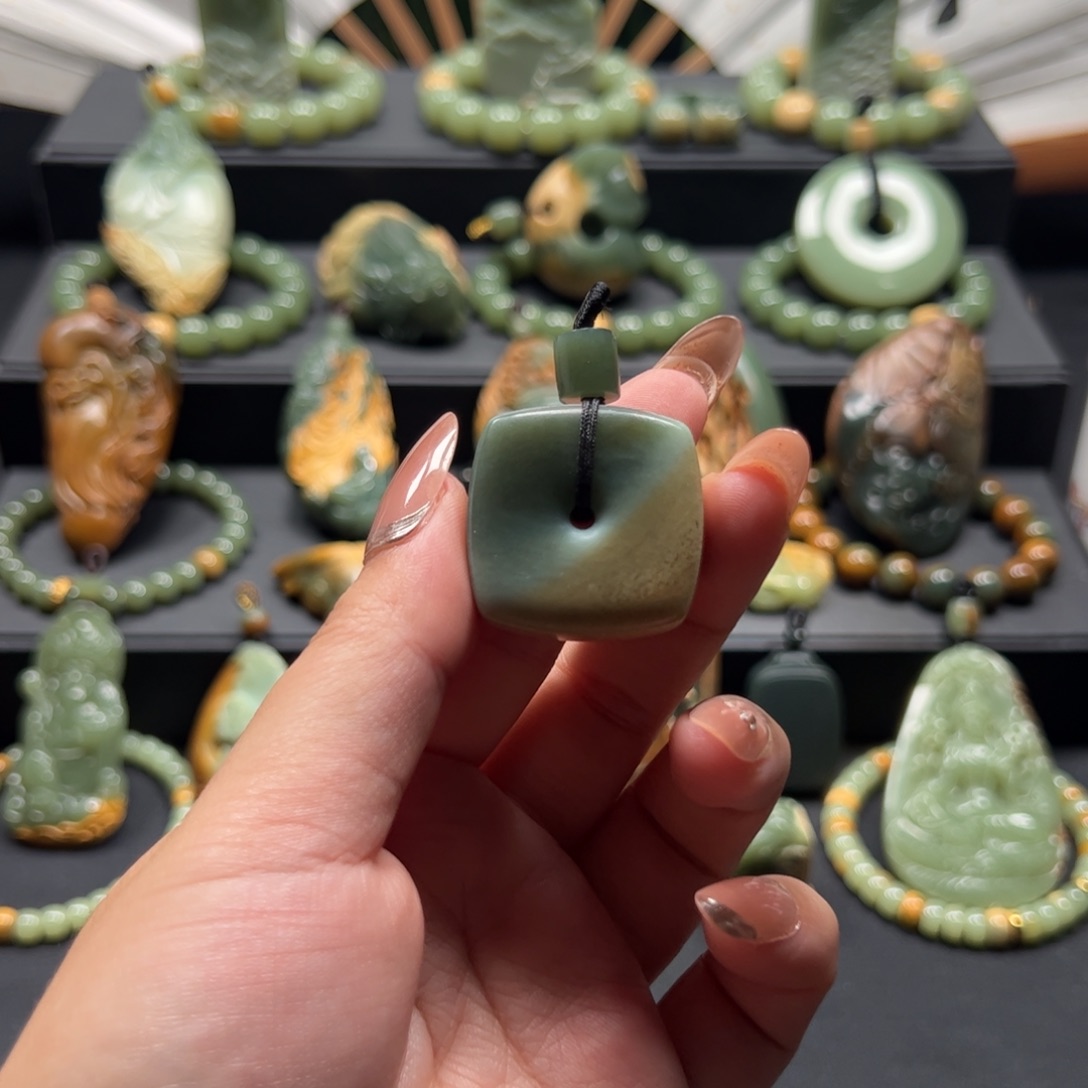 怕***水岫岩河磨玉（透闪石质玉）未镶嵌颈饰