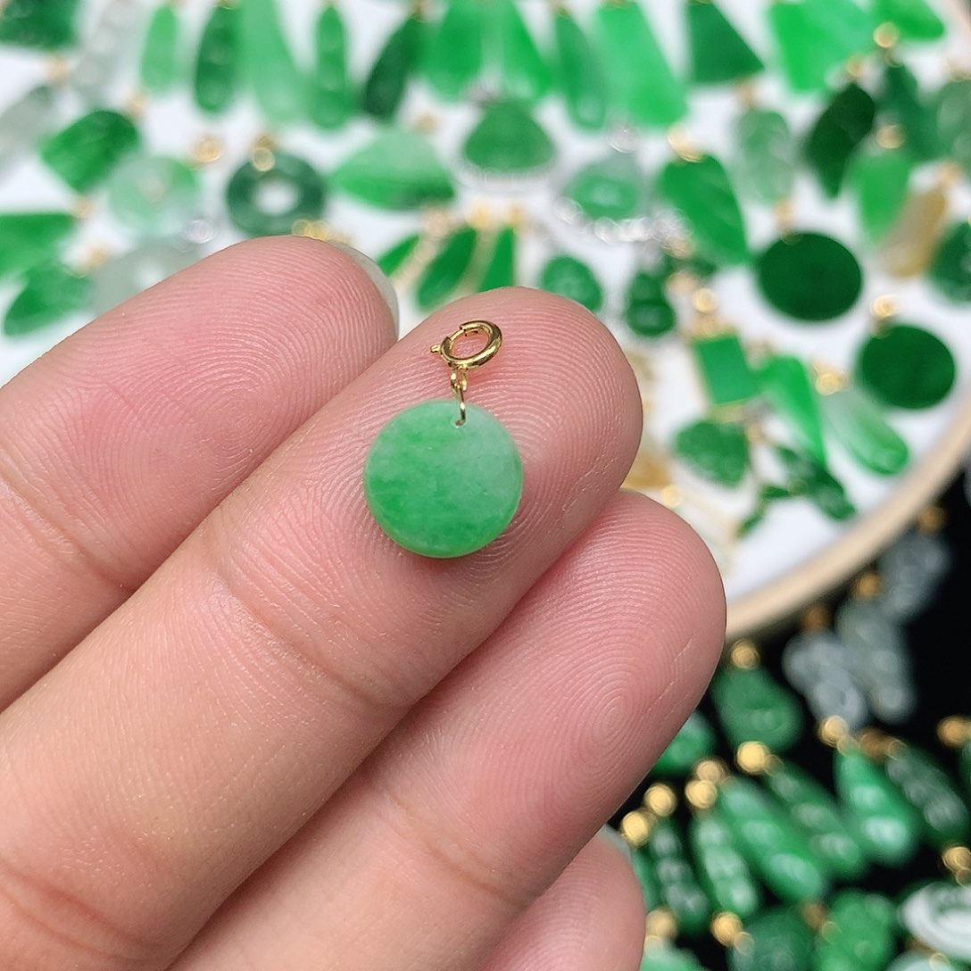 翡翠配石18K金扣 小巧精美飘阳绿小圆牌