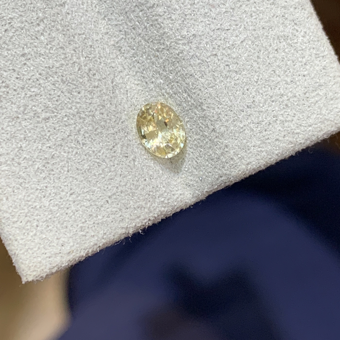 天然无烧黄蓝宝裸石0.53克拉4.2×5.5mm