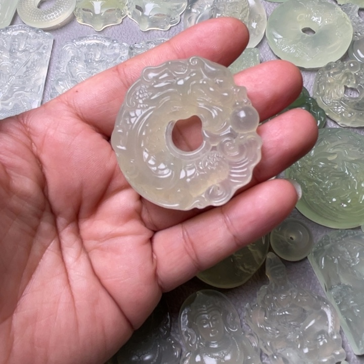 岫玉吊坠(赠链)未镶嵌一**成