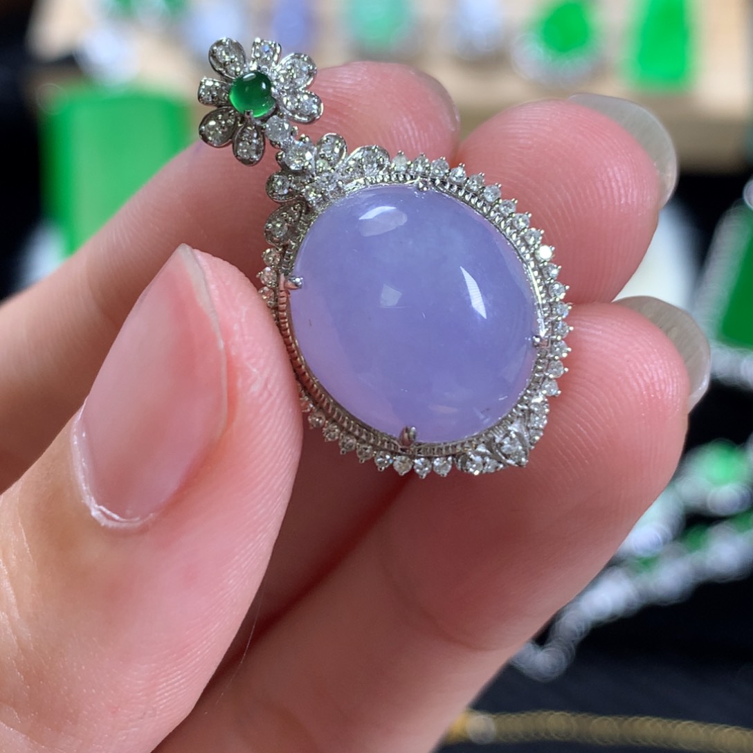 翡翠18K金镶嵌颈饰蛋面