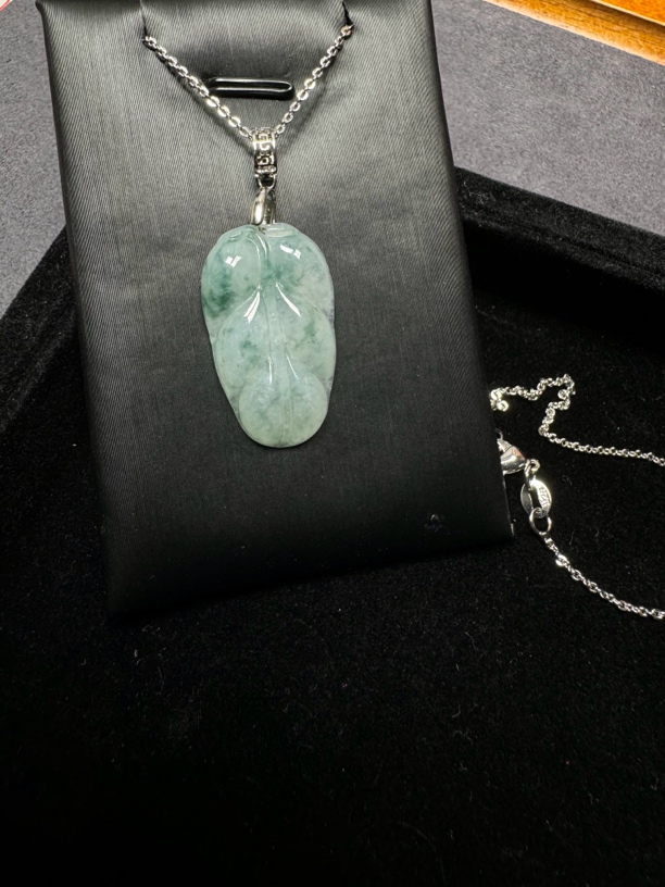 天然飘花翡翠A货树叶吊坠约38*16*4mm 精美双色时尚 多样性发其一