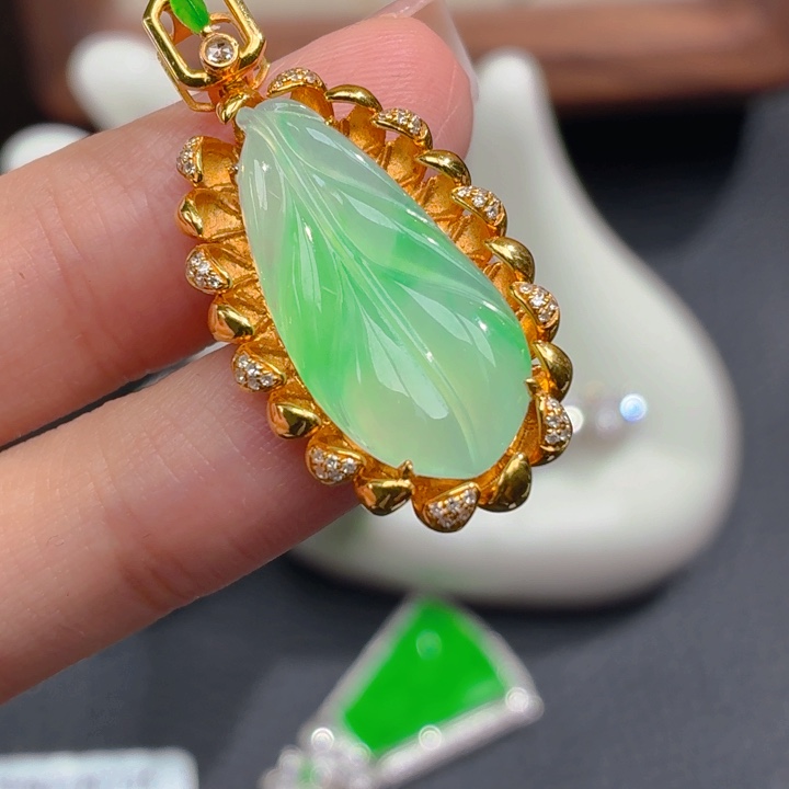 颈饰18K金镶嵌翡翠