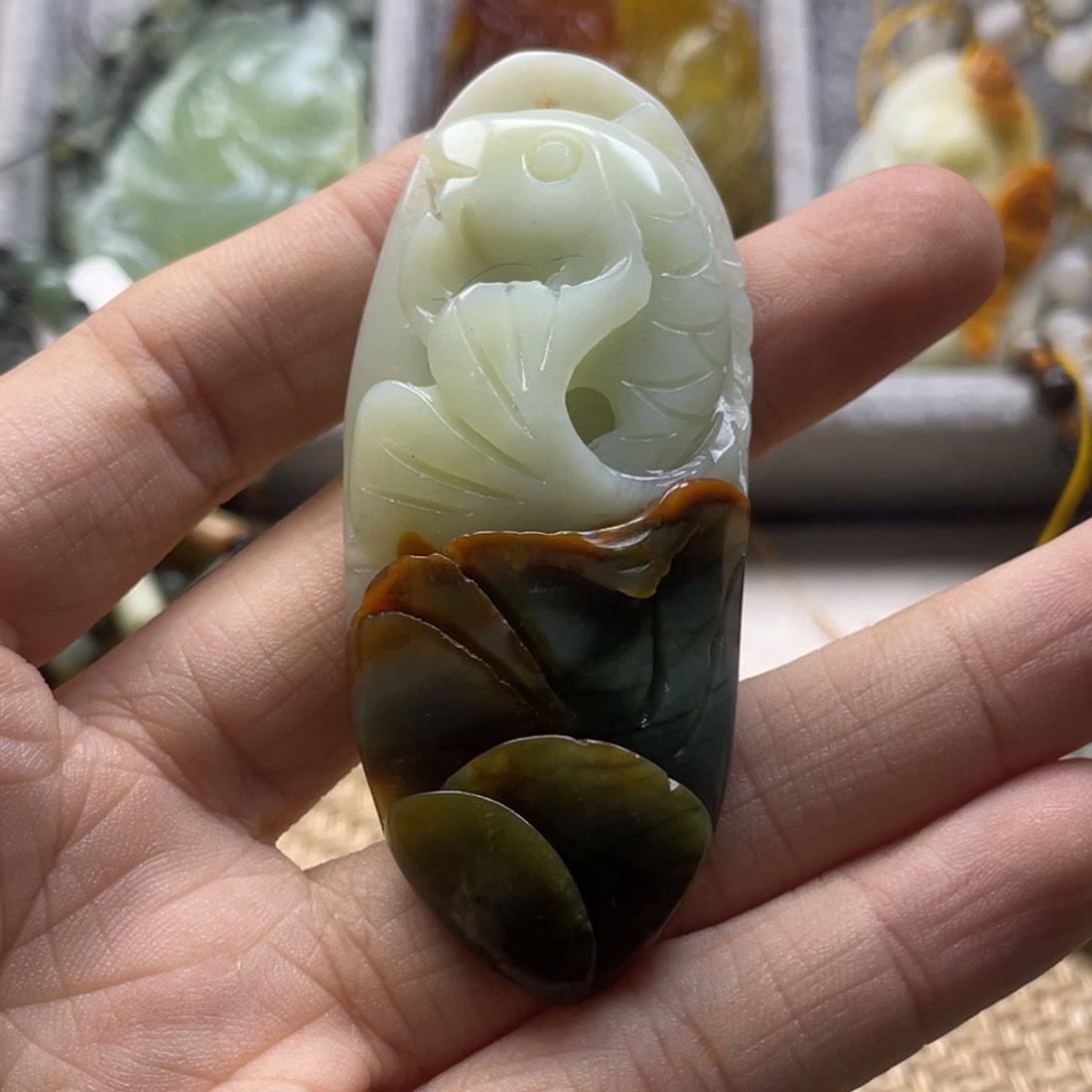 蛇纹石玉颈饰未镶嵌