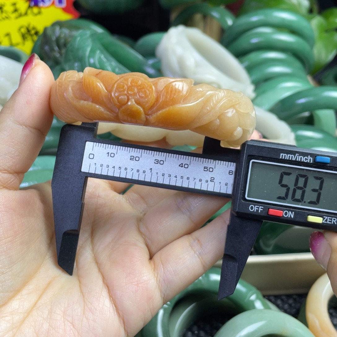 娇***巅石英质玉未镶嵌手镯