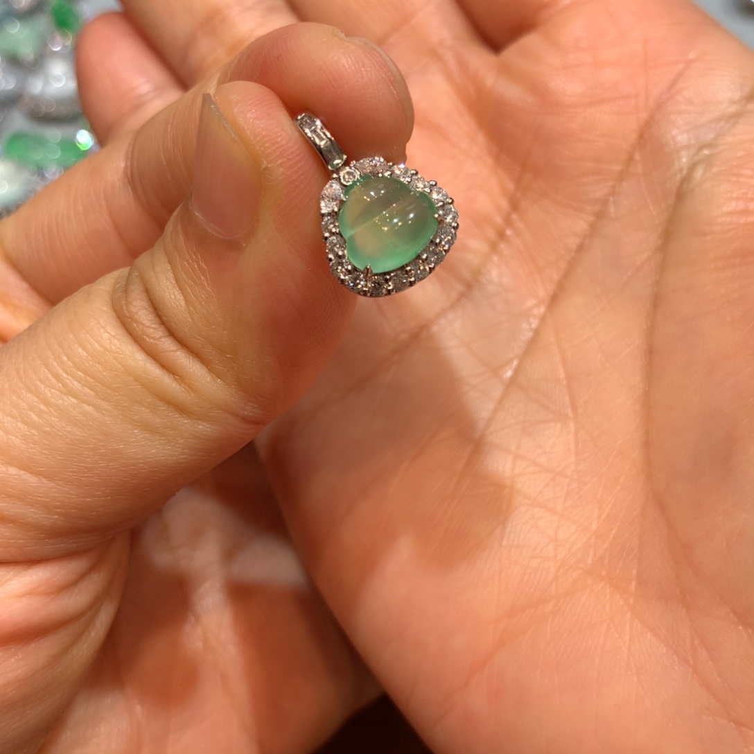 翡翠18K金镶嵌颈饰吊坠