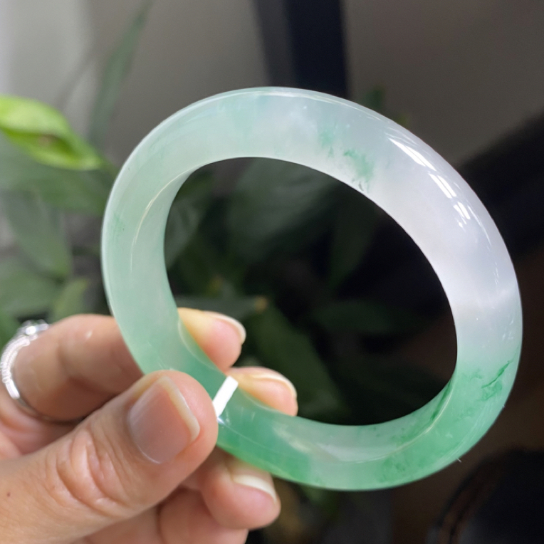高冰种浅绿飘花正圈