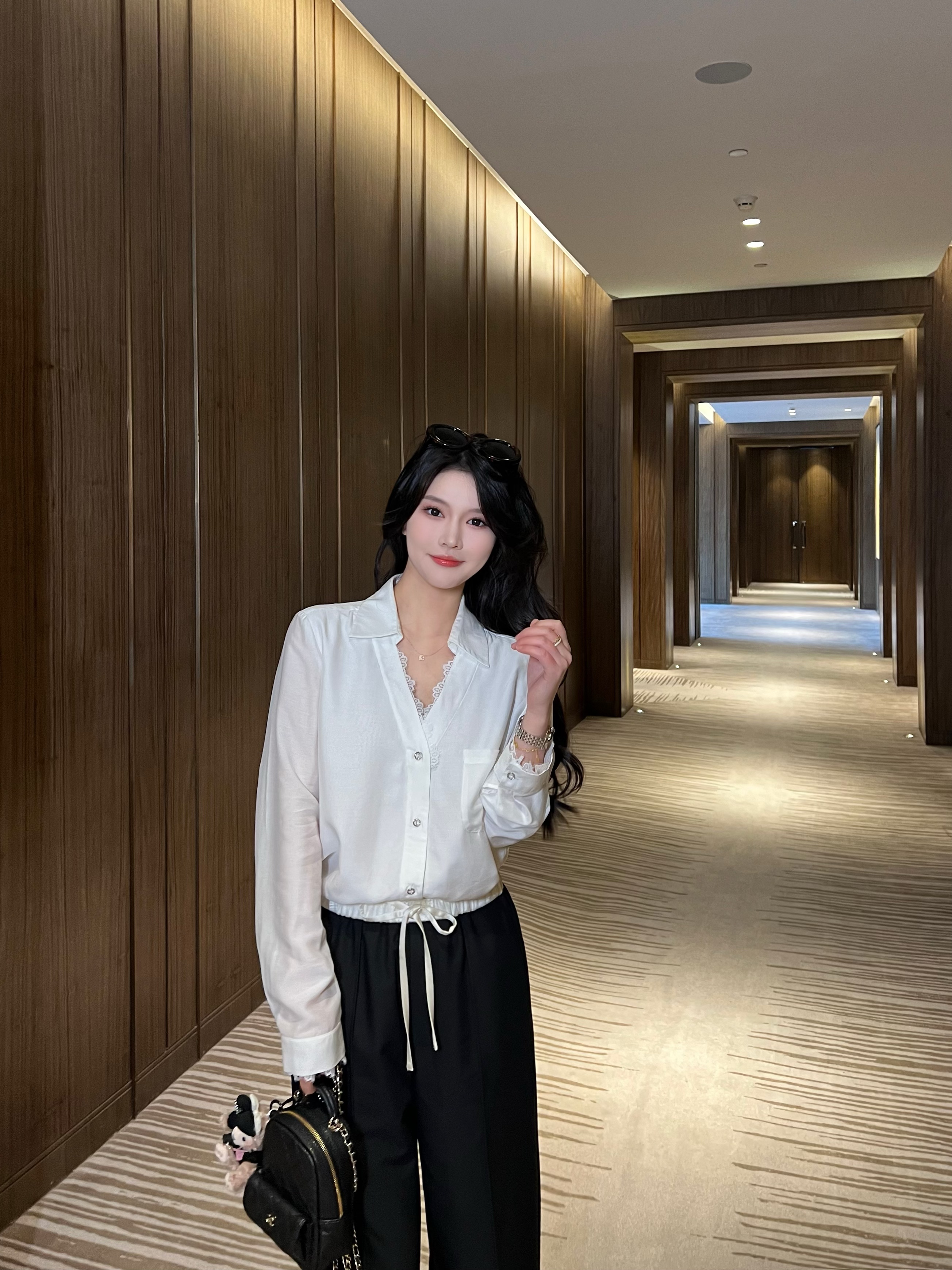 【BAGALIO】法式V领设计感蕾丝拼接小衫 2685