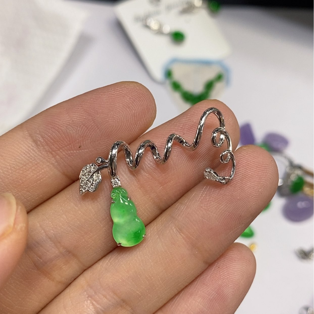 【闪购商品】颈饰18K金镶嵌翡翠吹****刀吊坠