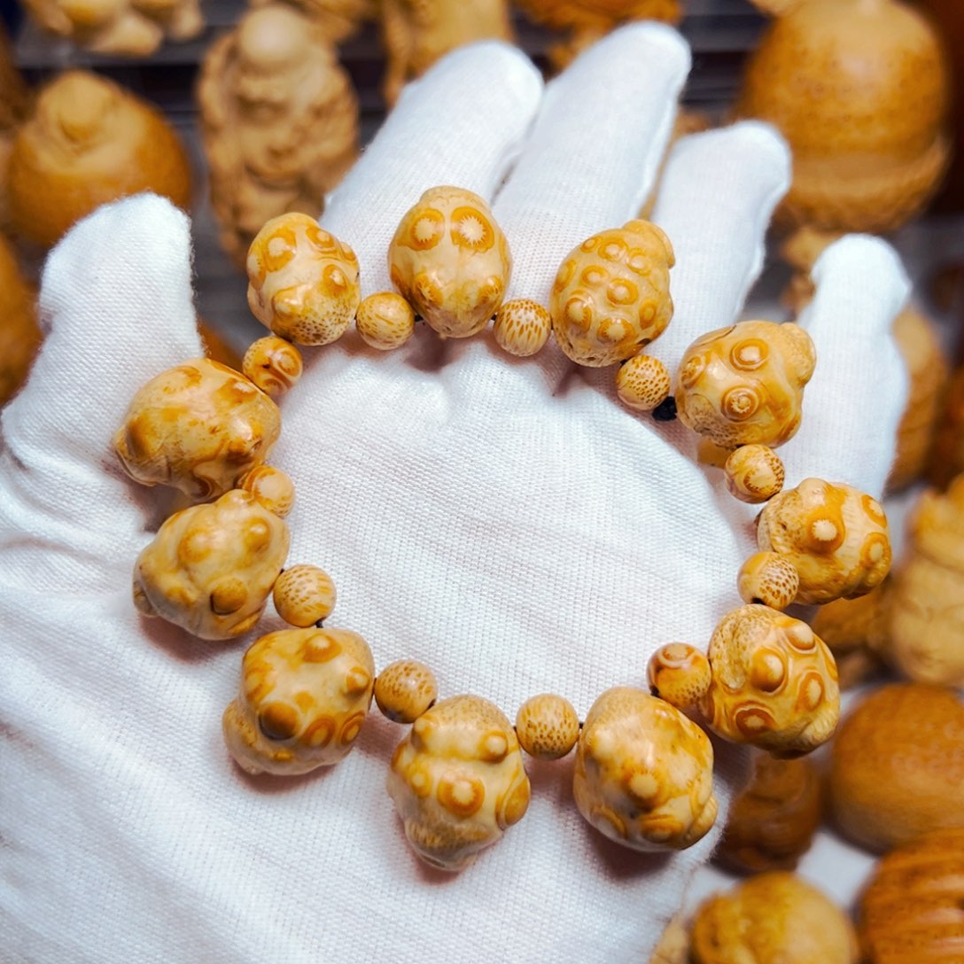 辰***龙竹根雕竹雕金蟾手串。     