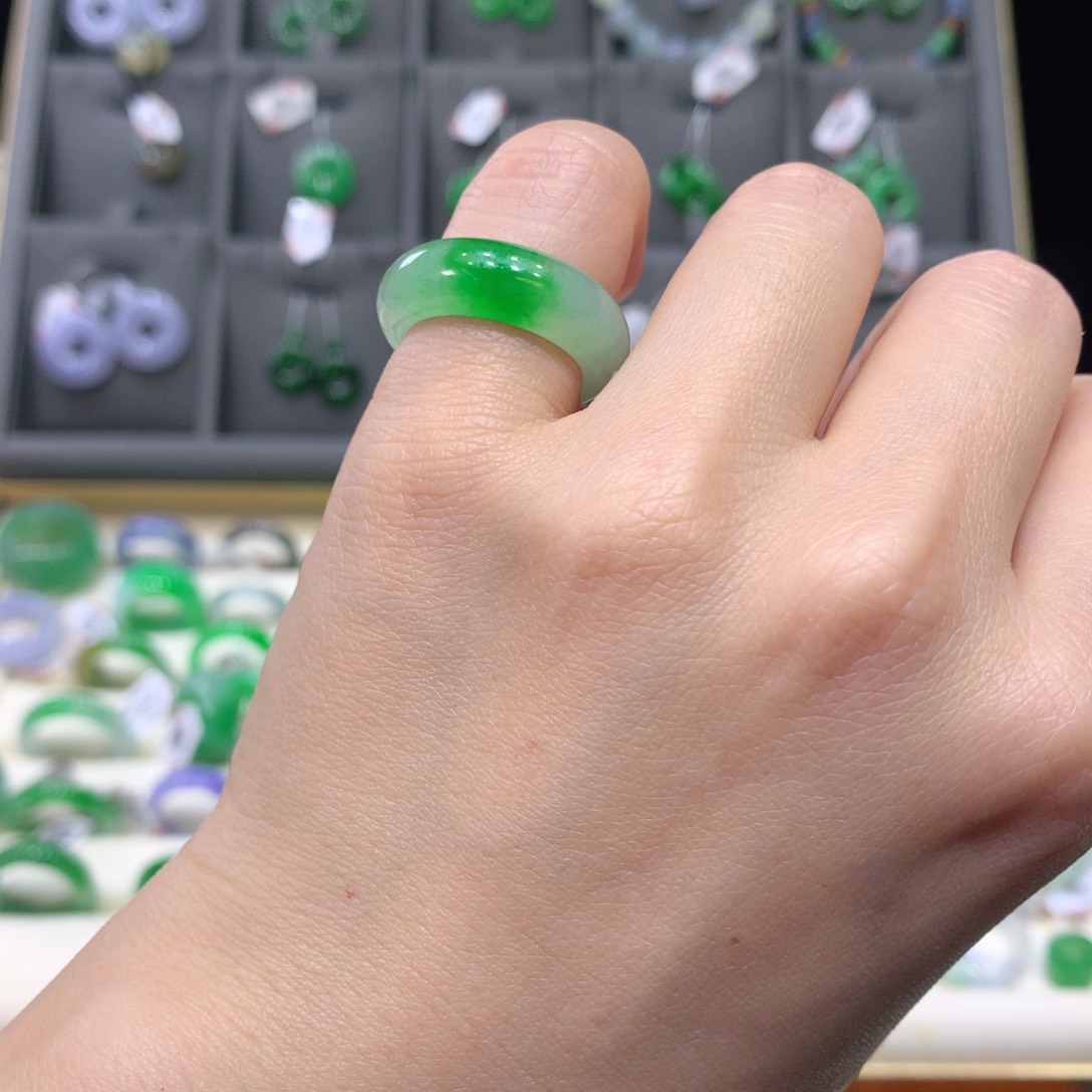 翡翠戒指未镶嵌翡翠