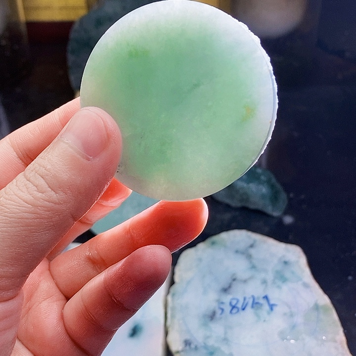 翡翠未镶嵌颈饰毛料25