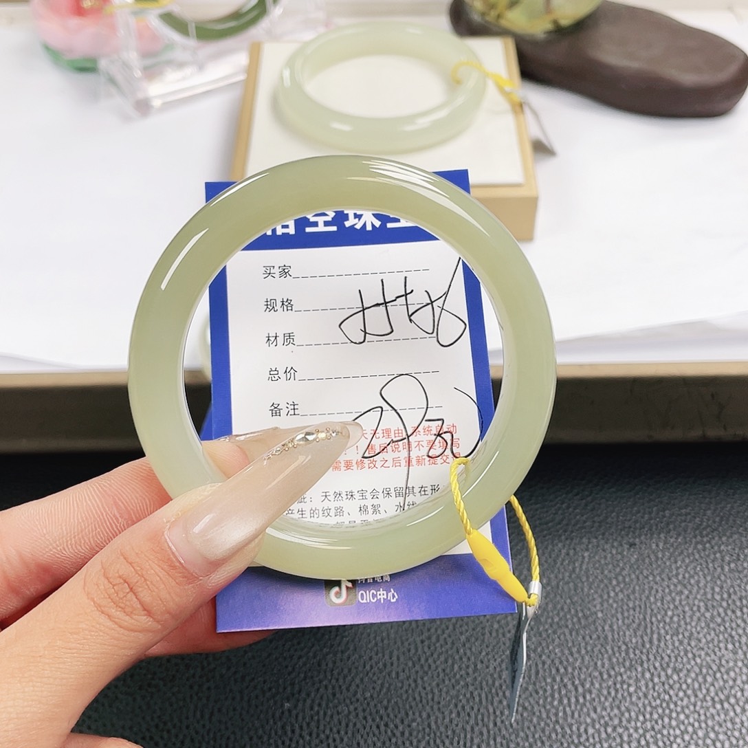 和田玉未镶嵌手镯