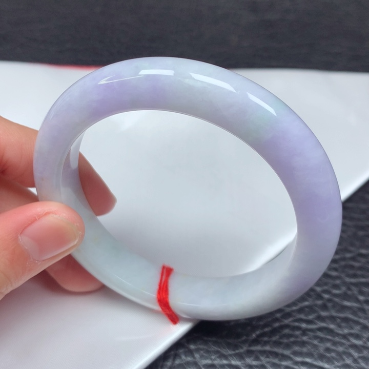 翡翠手镯未镶嵌。