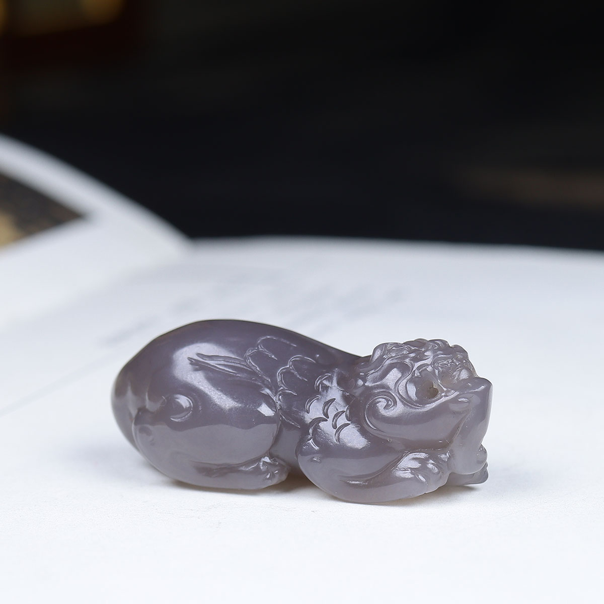 1226130和田玉烟紫貔貅挂件