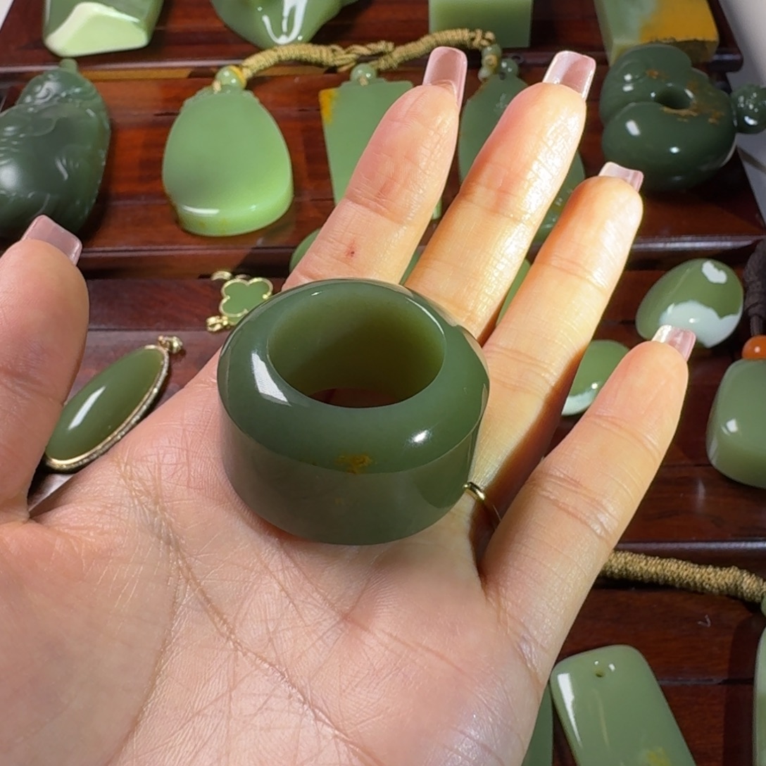 古***色岫岩河磨玉（透闪石质玉）未镶嵌把件