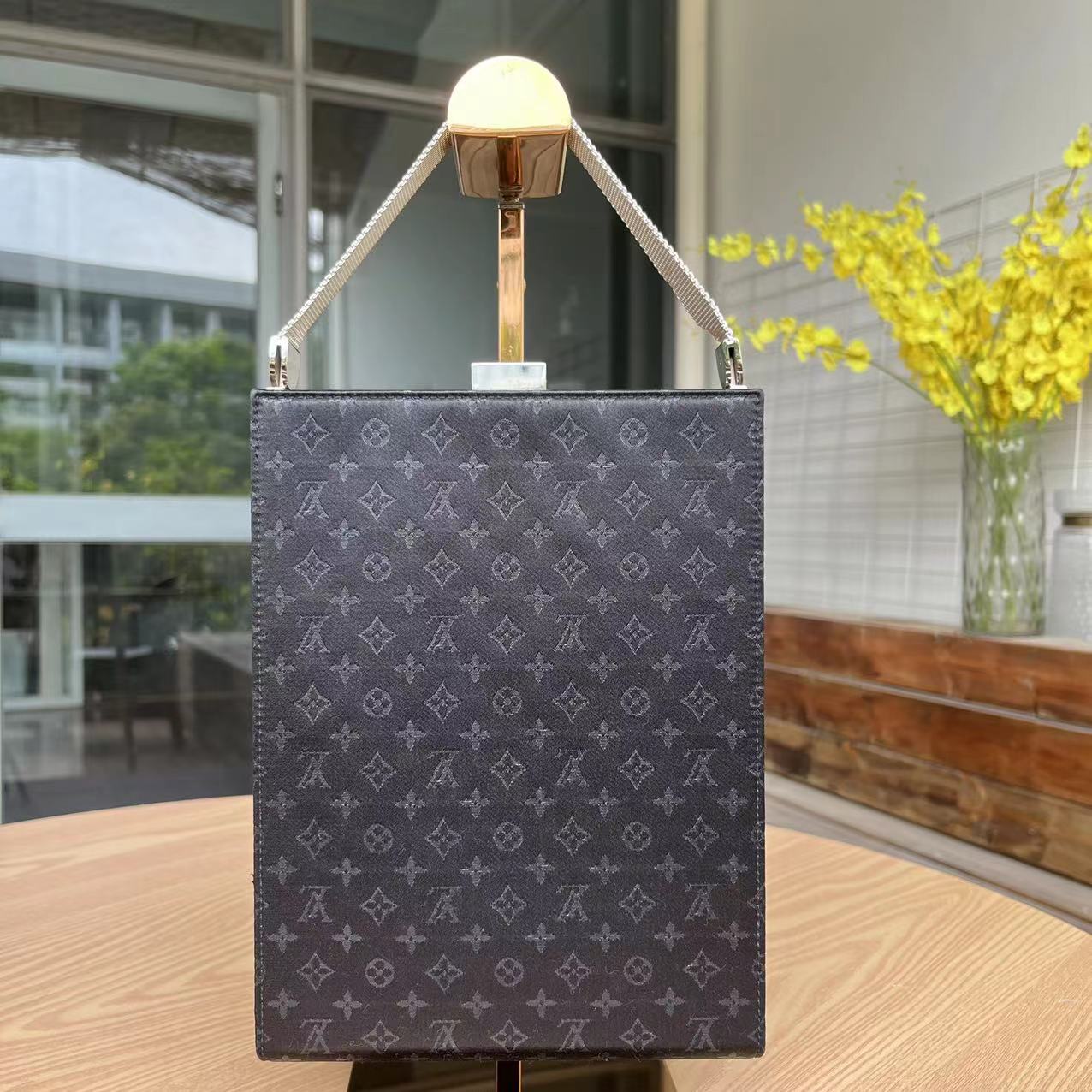 95新 LouisVuitton/路易威登 黑色缎面老花年鉴款盒子手提包