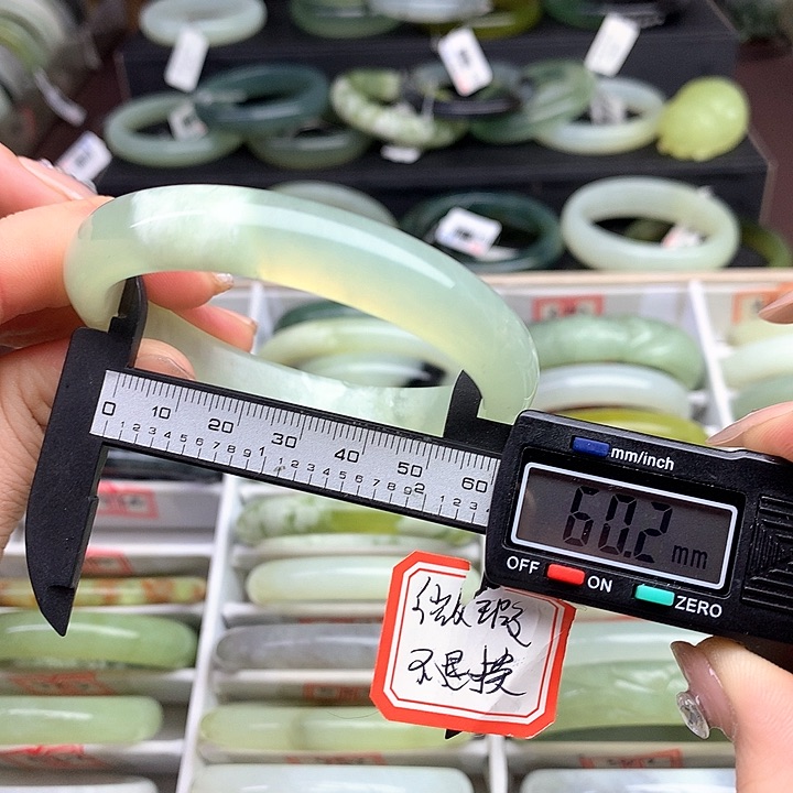 蛇纹石玉手镯未镶嵌526