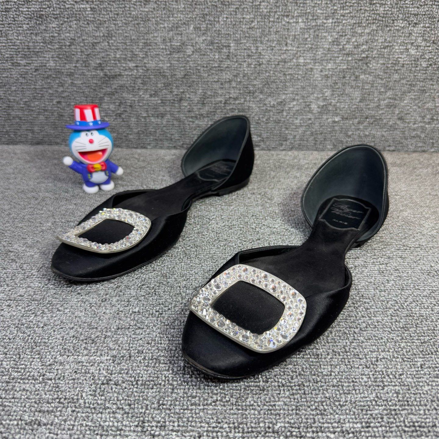 99新 Roger Vivier/罗杰·维威耶 35码 黑色缎面方扣平底鞋 D5524