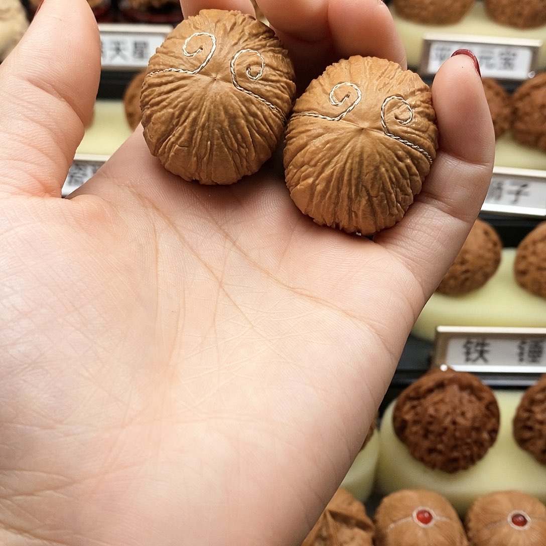 文玩核桃把件是****良猴头元宝8111