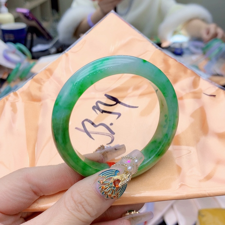 翡翠手镯未镶嵌翡翠手镯