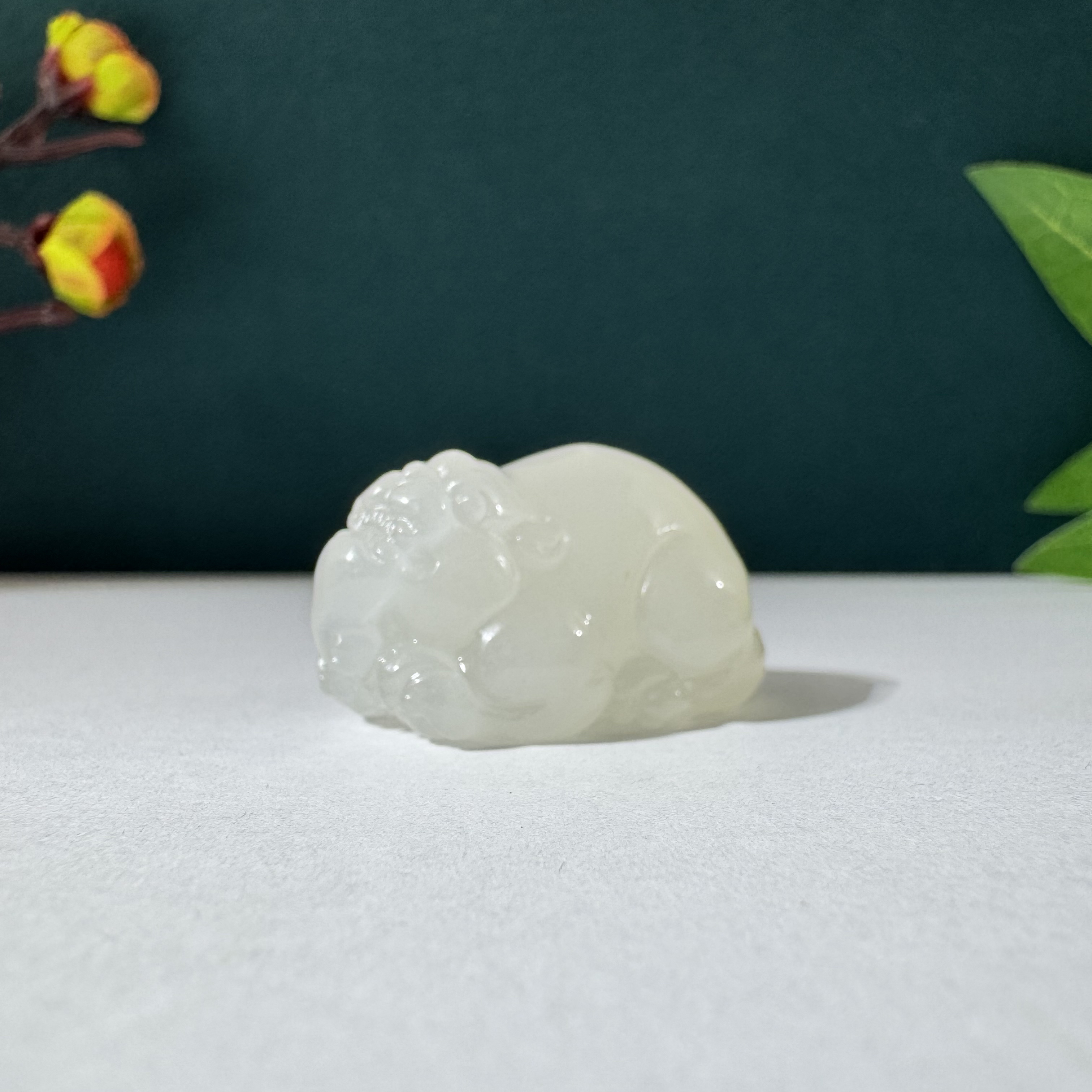 和田玉润白色貔貅吊坠手把件纯手工雕刻结构细腻