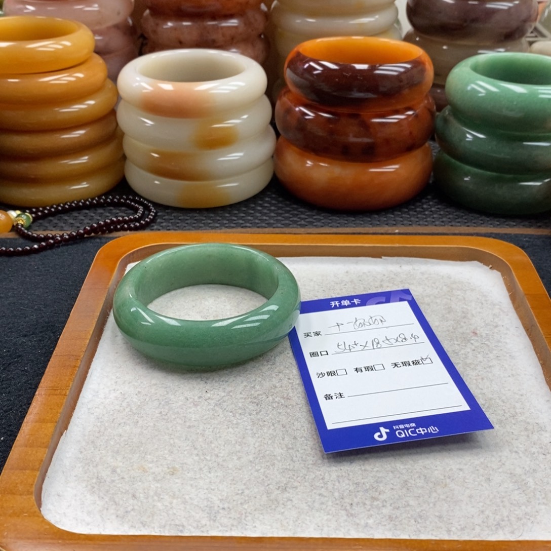十***奶石英岩玉未镶嵌手镯（圆镯）