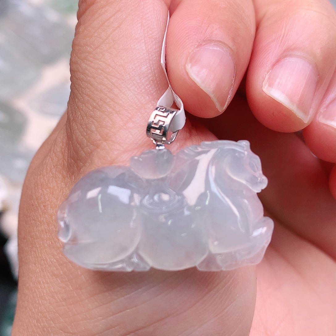 翡翠颈饰18K金镶嵌冰蓝唐马