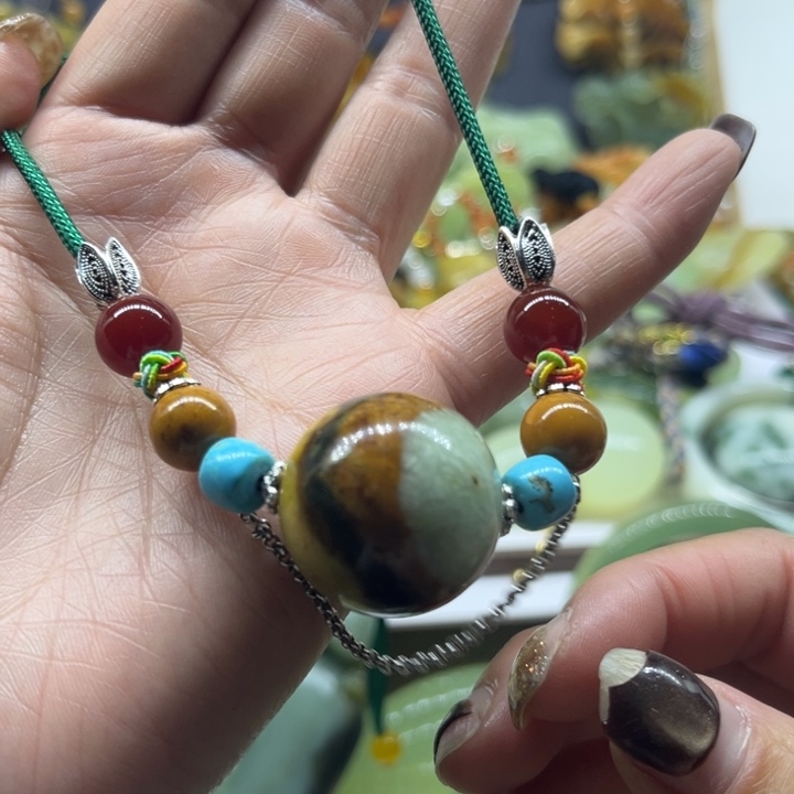 蛇纹石玉未镶嵌颈饰