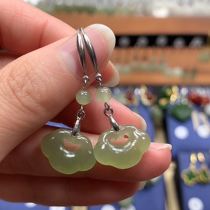 和田玉银S925镶嵌耳饰如意锁晴水色