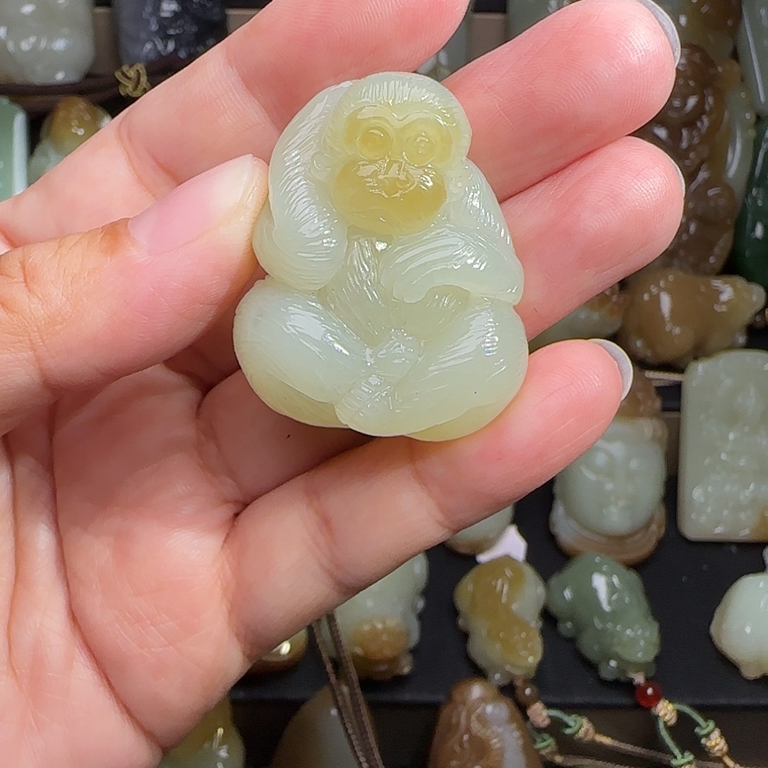 青***色颈饰未镶嵌和田玉