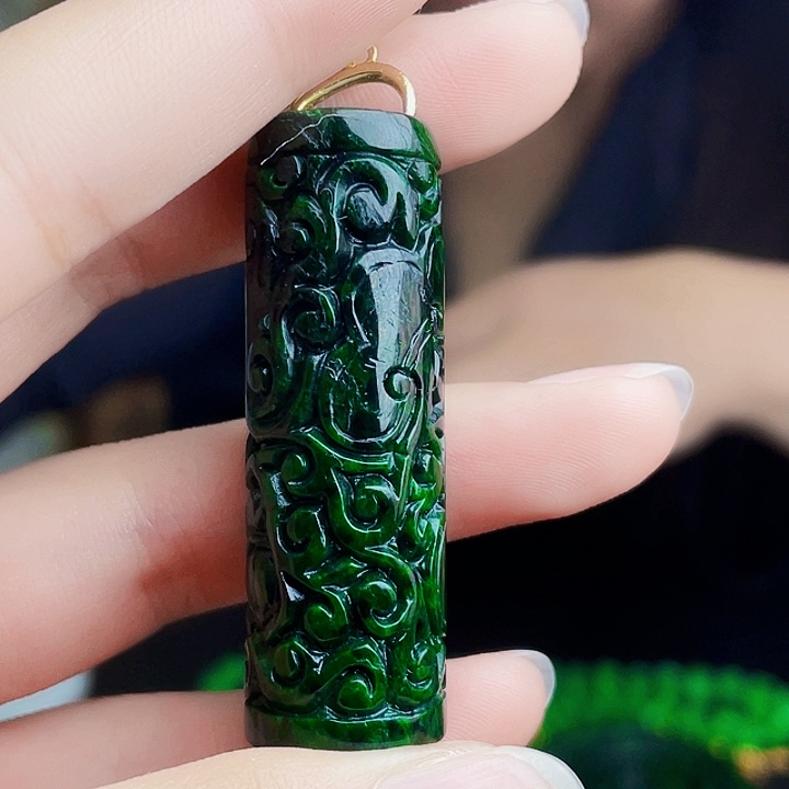 翡翠未镶嵌颈饰多样性