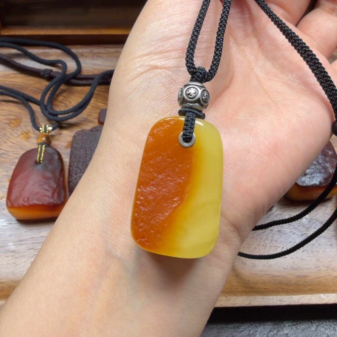 琥珀未镶嵌吊坠(赠链)