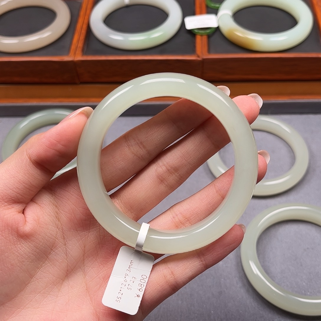 哆***啦和田玉未镶嵌手镯