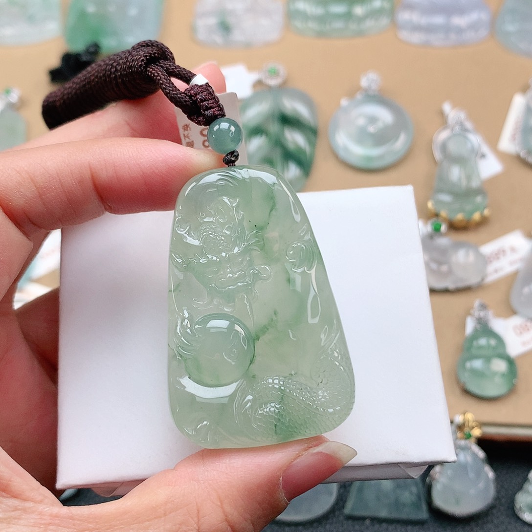 翡翠颈饰未镶嵌龙牌