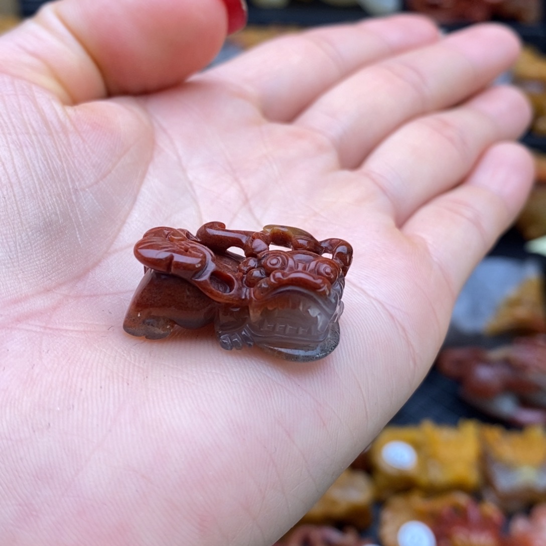 石英质玉（黄龙玉）未镶嵌颈饰