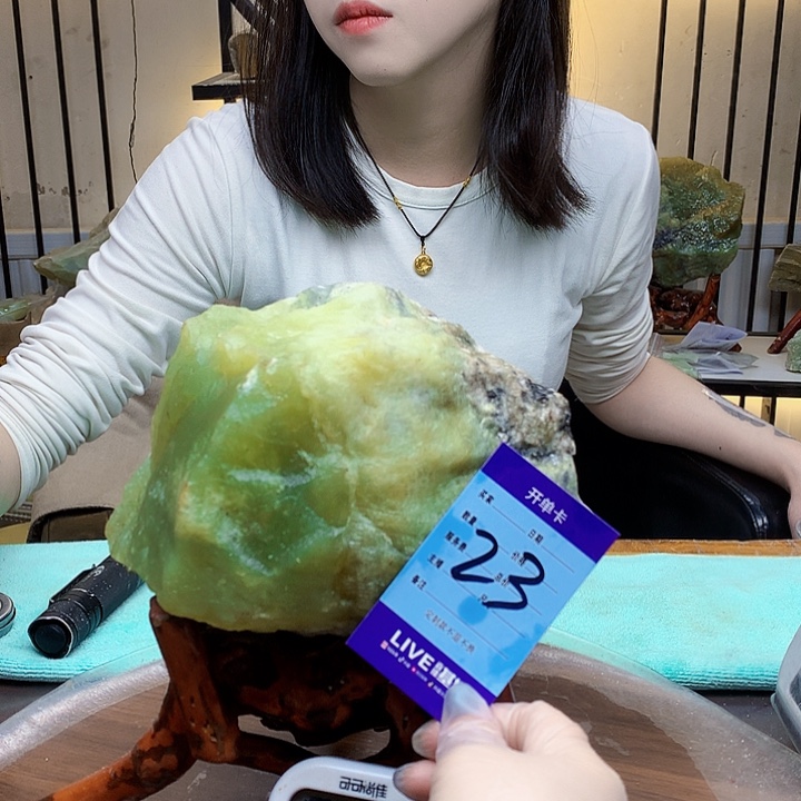 亮***亮蛇纹石玉未镶嵌原石