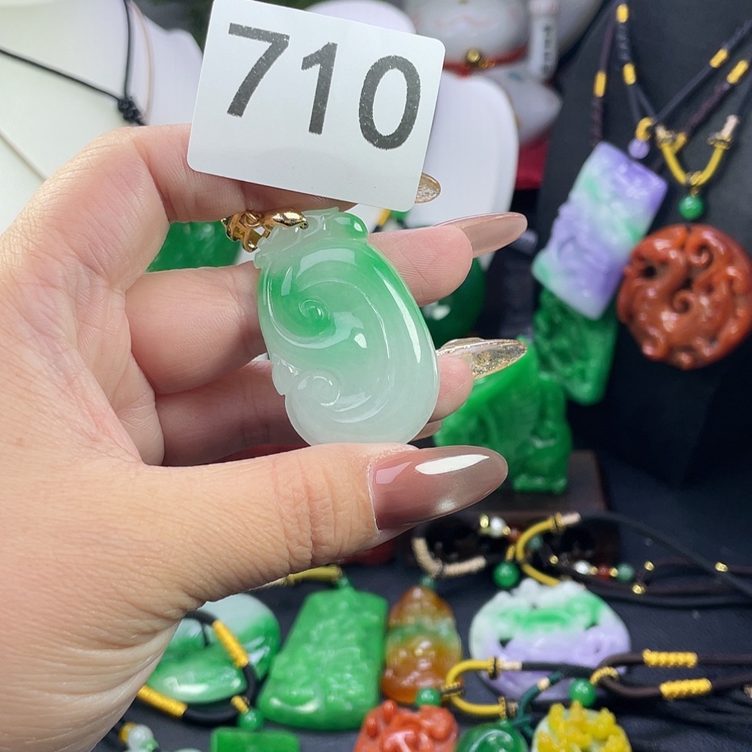 翡翠未镶嵌吊坠(赠链)