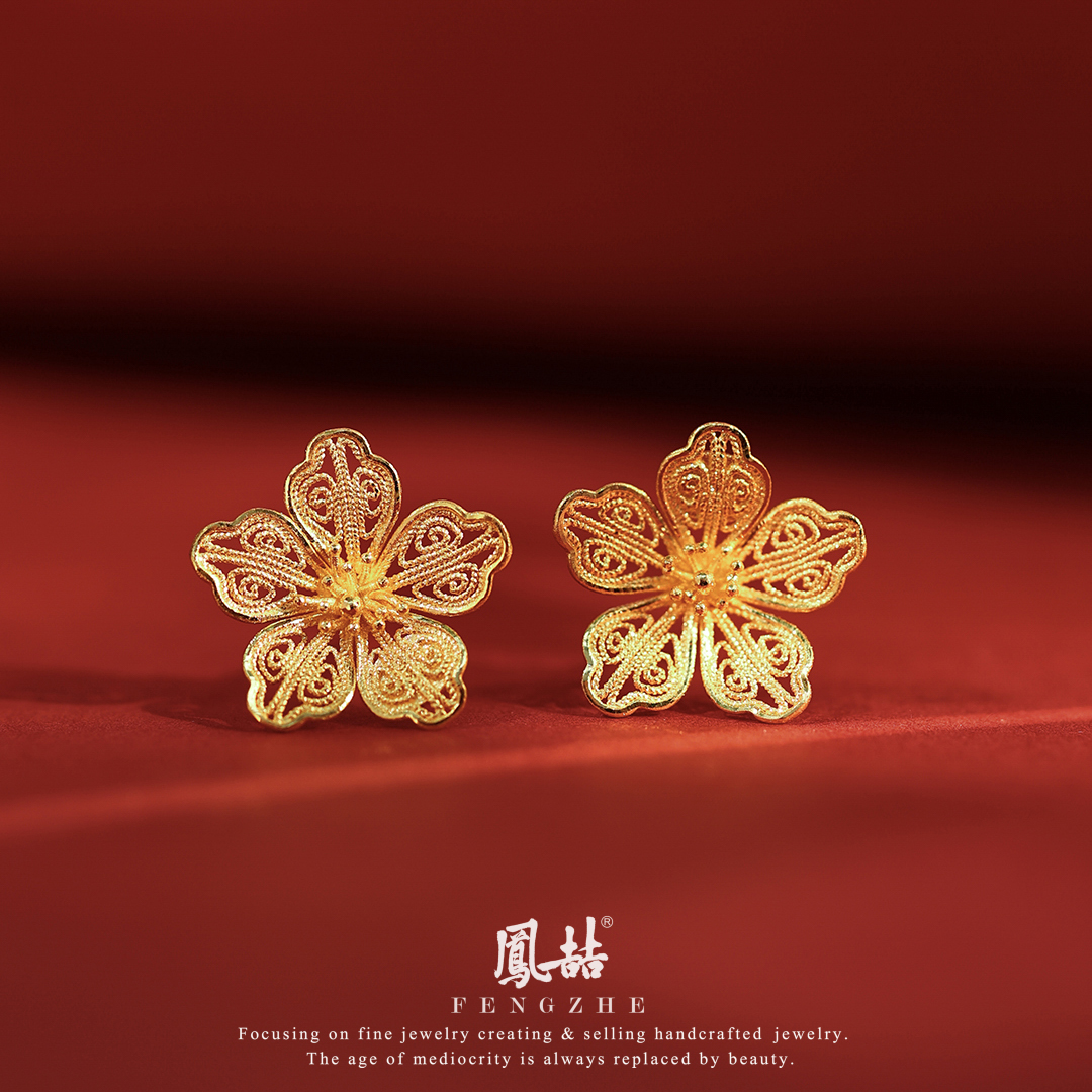 凤喆古法工艺设计师款足金镂空花耳钉（一对）
