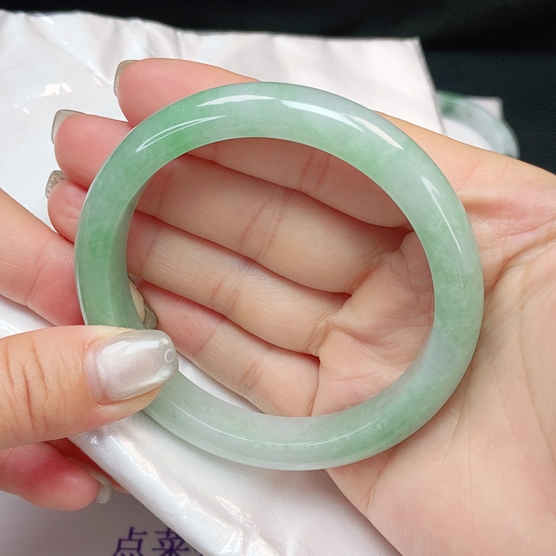 翡翠手镯未镶嵌超甜果绿泥鳅背
