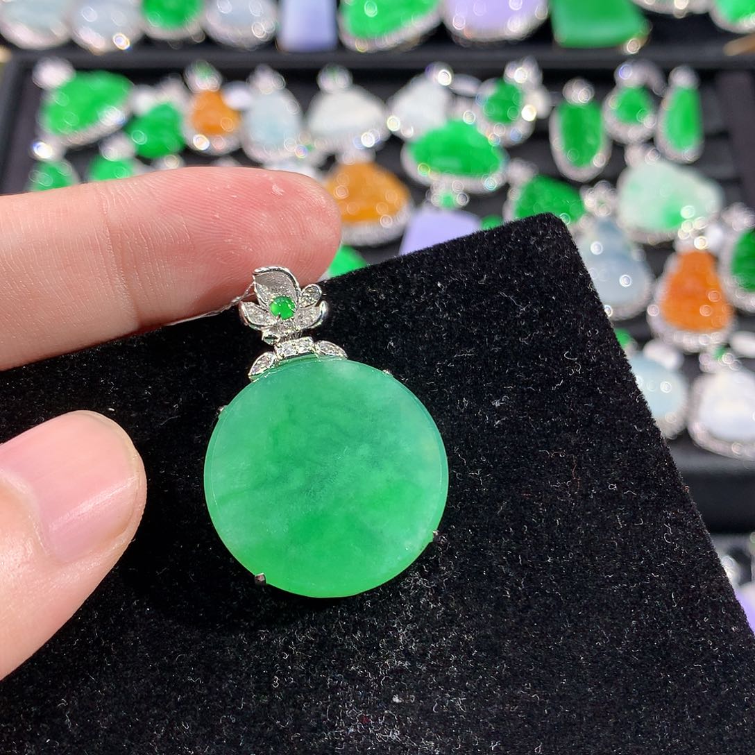 翡翠18K金镶嵌颈饰