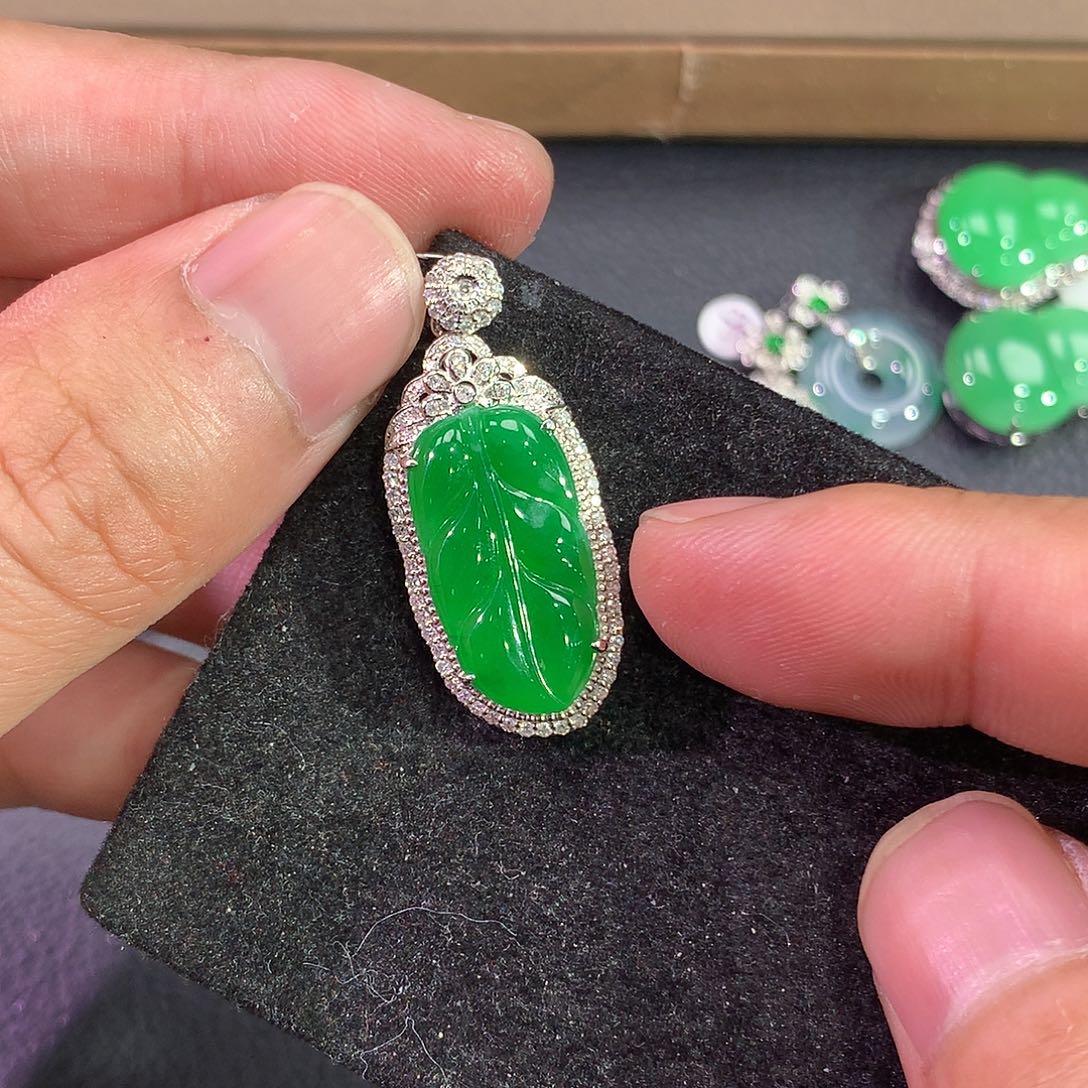 翡翠吊坠(赠链)18K金镶嵌