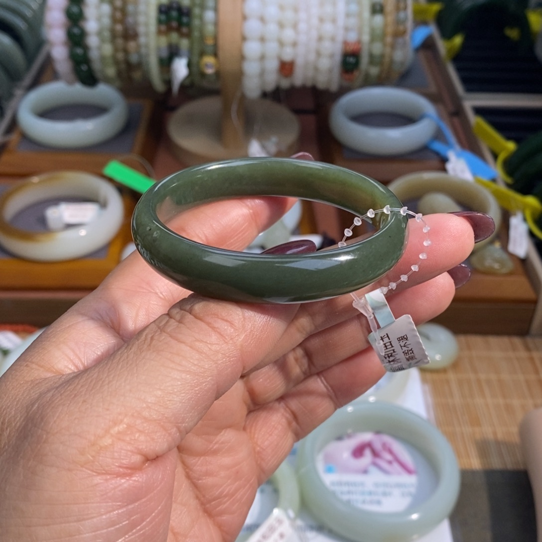 和田玉未镶嵌手镯