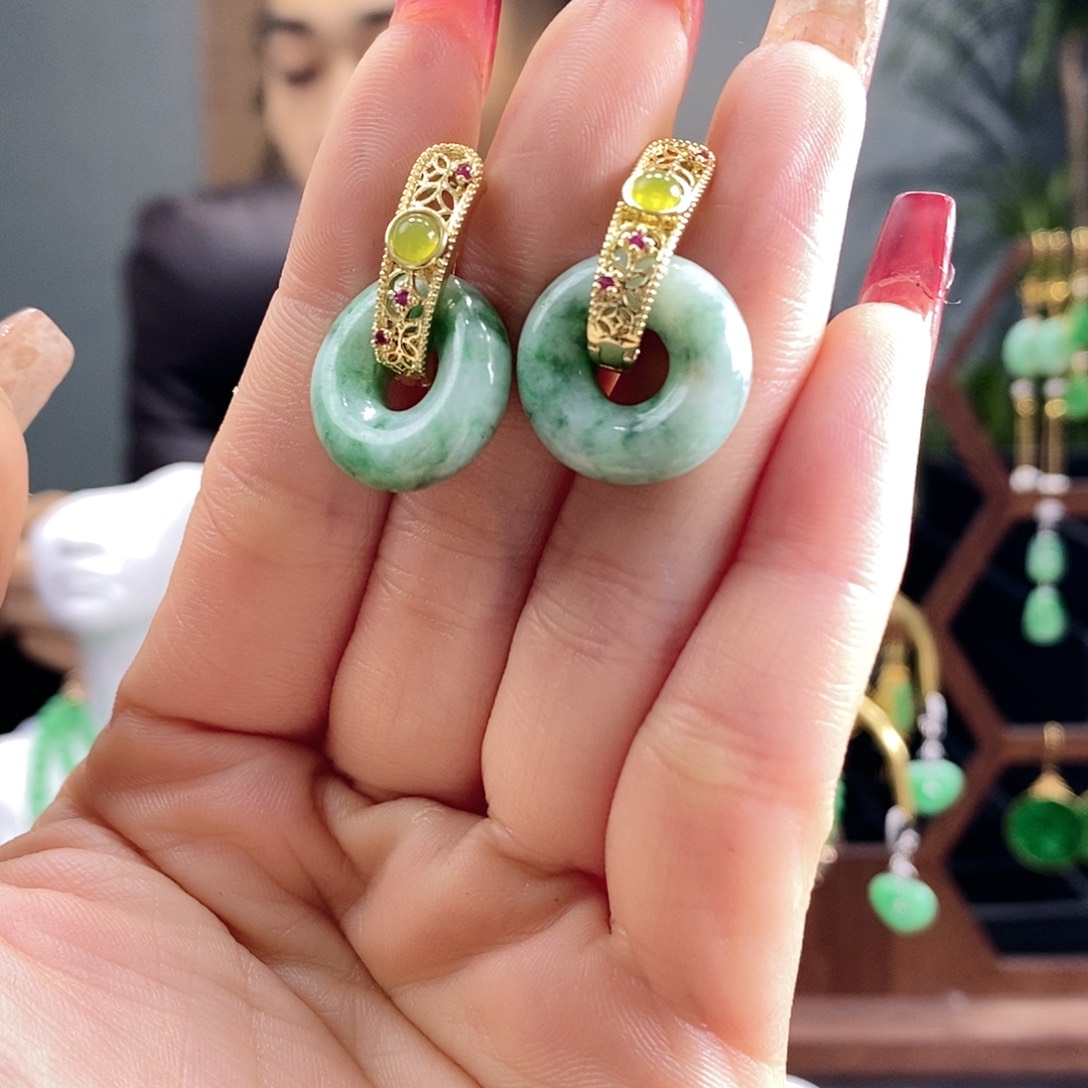 翡翠耳饰未镶嵌翡翠