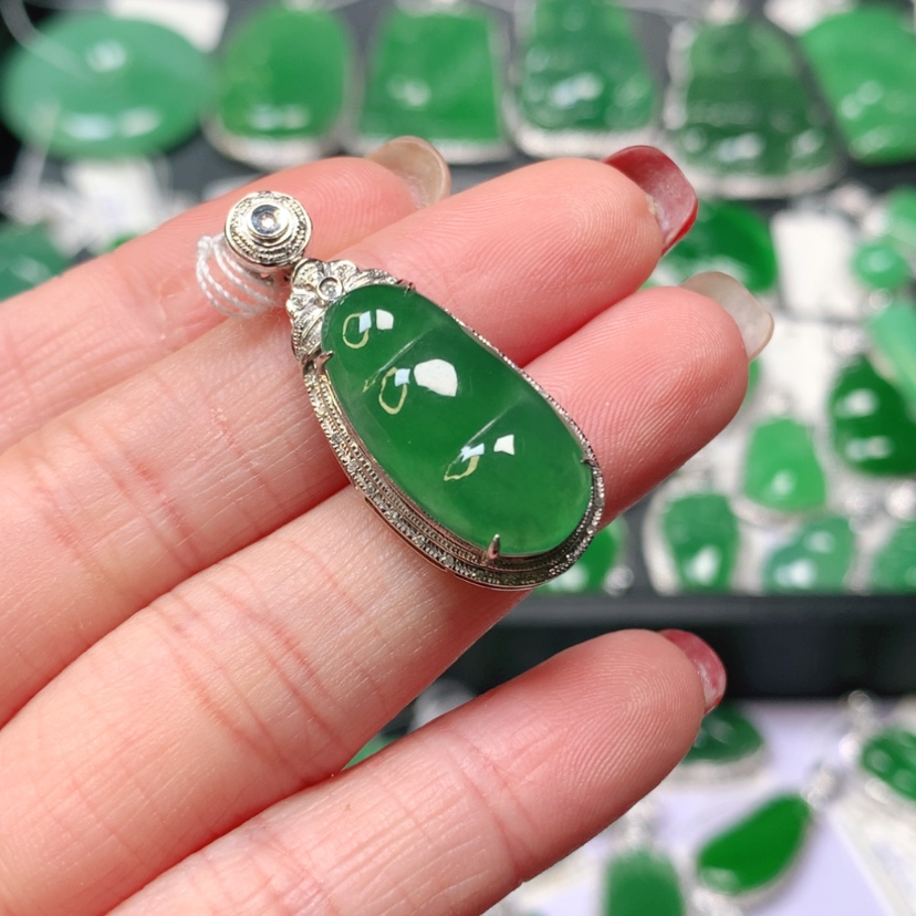 【闪购商品】翡翠吊坠(赠链)18K金镶嵌?***忆