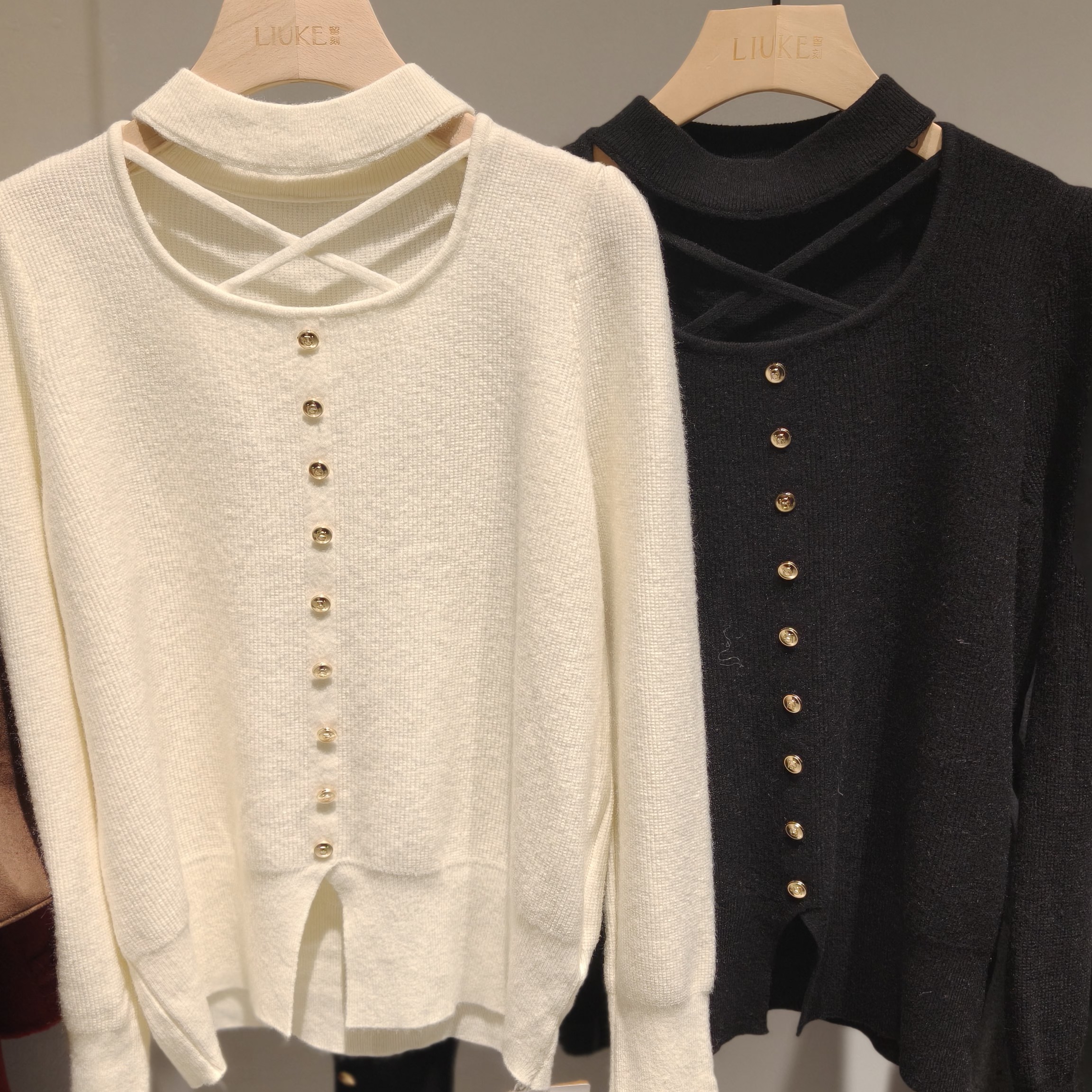 留刻冬季新款V领镂空褶皱收腰显瘦设计感百搭时尚针织衫