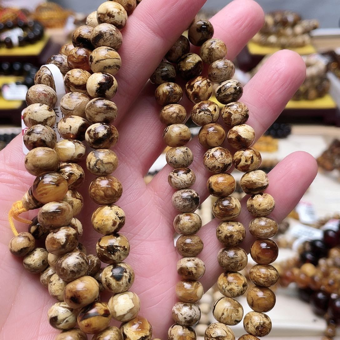 未镶嵌琥珀裸石九