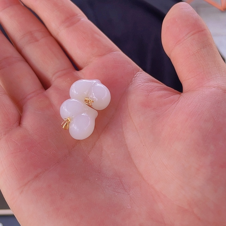 和田玉手镯18K金镶嵌小桃心吊坠多样性发其一