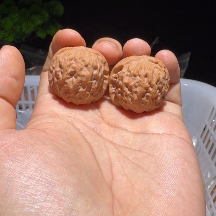 x****文玩核桃吊坠石门元宝（一个有黄尖）